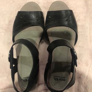 Earth black leather sandals. 9 1/2w.